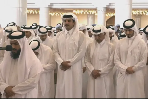 أمير قطر الشيخ تميم بن حمد آل ثاني يشارك الخميس في صلاة الجنازة على ضحايا الهجوم الإسرائيلي على الدوحة (رويترز)
