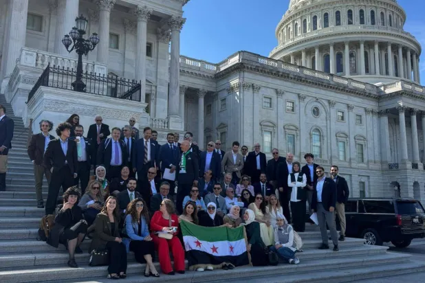 مشاركون في تجمع نظمه المجلس السوري الأميركي لـ«يوم المناصرة الطارئ» على درج مبنى الكابيتول (الشرق الأوسط)