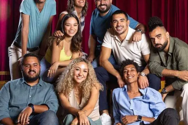 المخرجة زينة عبد الباقي تتوسط أبطال فيلمها «مين يصدق» (الشركة المنتجة)
