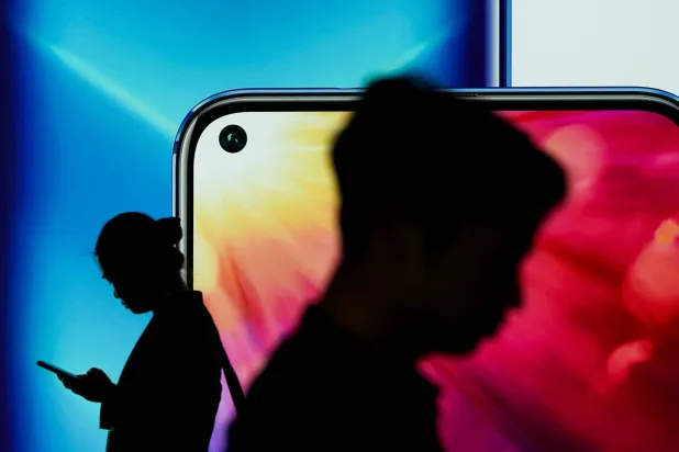 الشباب الذين حصلوا على أول هاتف ذكي لهم في سن الثانية عشرة أو أقل نالوا درجات أقل في مقياس الصحة العقلية (رويترز)