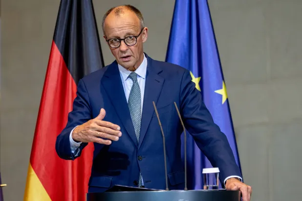 صورة ملتقَطة 10 سبتمبر 2025 في برلين تُظهر المستشار الألماني فريدريش ميرتس خلال مؤتمر صحافي (د.ب.أ)