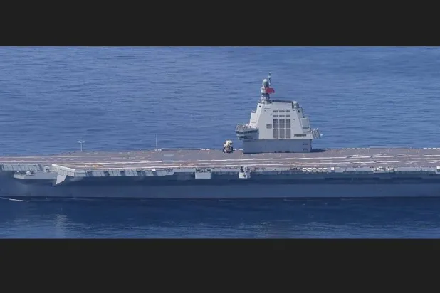 أحدث حاملات الطائرات الصينية «فوجيان» تبحر في بحر الصين الشرقي (أ.ف.ب)