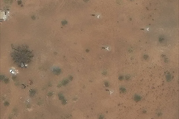 صورة من الأقمار الاصطناعية، تظهر طائرات مسيّرة «انتحارية» بعيدة المدى ومعدات إطلاقها شمال مطار نيالا بالسودان، 6 مايو 2025 (رويترز)
