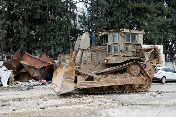 جرافة مدرعة تقف في أحد الشوارع خلال غارة إسرائيلية على طولكرم بالضفة الغربية... 18 فبراير 2024 (رويترز)