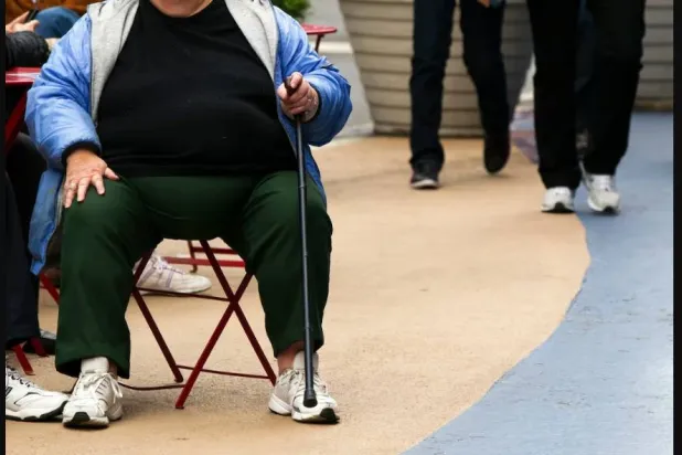 السمنة خاصةً في منتصف العمر تُعدّ عامل خطر رئيسياً للتدهور الإدراكي (رويترز)