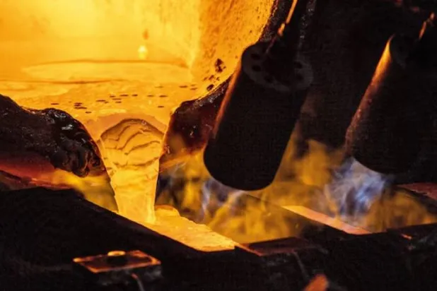 يتدفّق الذهب المذاب إلى قالب سبائك في مصنع «أرغور - هيرايوس» في ميندريزيو، سويسرا (رويترز)