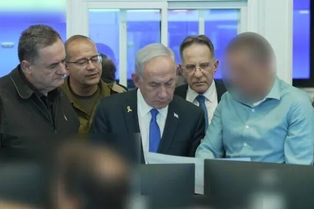 رئيس وزراء إسرائيل بنيامين نتنياهو يتوسط وزير الدفاع يسرائيل كاتس والقائم بأعمال رئيس «الشاباك» بمركز قيادة خلال الغارات على قطر يوم الثلاثاء (الشاباك)