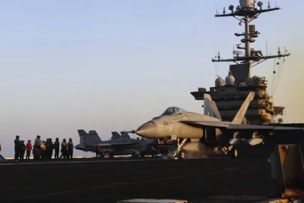 حاملة الطائرات الأميركية «هاري ترومان» تولّت الحملة ضد الحوثيين من شمال البحر الأحمر في أبريل الماضي (أ.ب)
