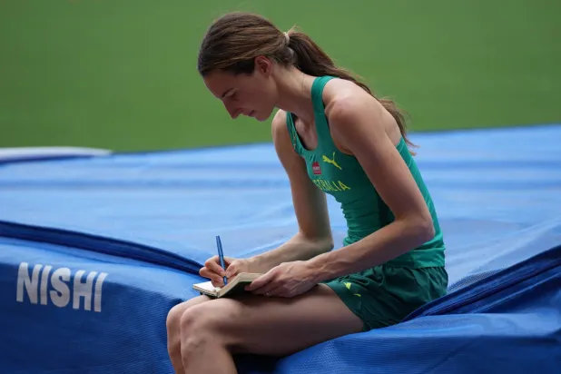 متسابقة الوثب العالي الأسترالية نيكولا أوليسلاغرز (رويترز)