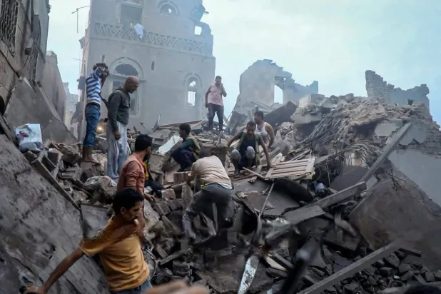 سكان يبحثون عن أقاربهم تحت أنقاض الضربات الإسرائيلية (إكس)