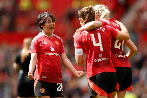 سيدات مان يونايتد فقدن أحذيتهن (رويترز)