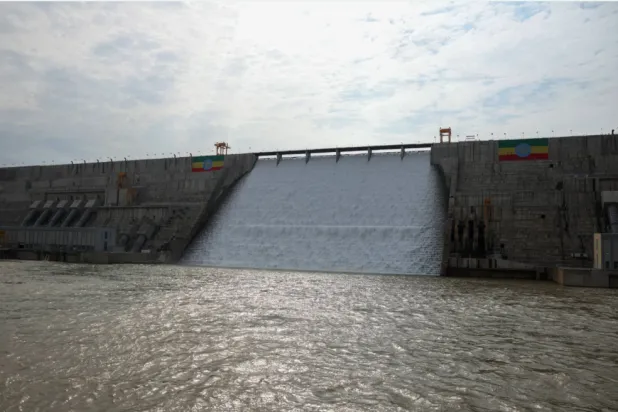 الأعلام الإثيوبية على «سد النهضة» بعد تدشينه رسمياً (إ.ب.أ)