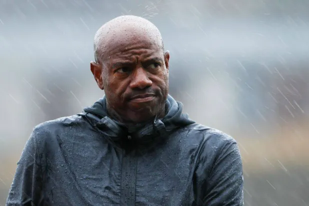 حامل الرقم القياسي العالمي في الوثب الطويل مايك باول (رويترز)