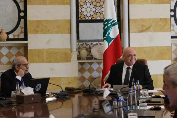 رئيس الجمهورية جوزيف عون ورئيس الحكومة نواف سلام في اجتماع مجلس الوزراء يوم الجمعة الماضي (أ.ف.ب)