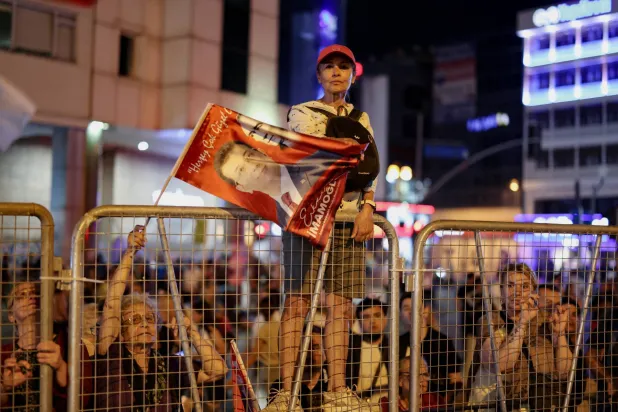 أنصار حزب الشعب الجمهوري يرفعون صورة لأكرم إمام اوغلو خلال تجمع حاشد في إسطنبول ليل الأربعاء - الخميس (رويترز)