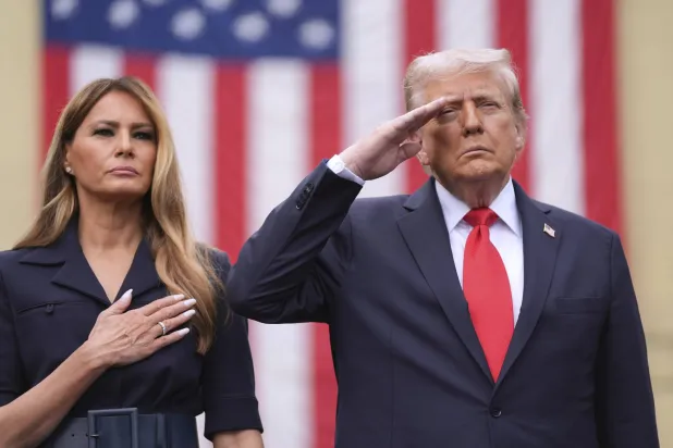 الرئيس الأميركي دونالد ترمب وعقيلته في أثناء مشاركتهما باحتفال في ذكرى 11 سبتمبر (أ.ب)
