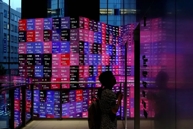 لوحة إلكترونية تعرض أسعار مؤشر «نيكي 225» في بورصة طوكيو (أ.ف.ب)