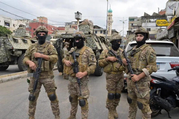 عناصر من الجيش اللبناني ينتشرون على مدخل مخيم برج البراجنة جنوب بيروت (الشرق الأوسط)