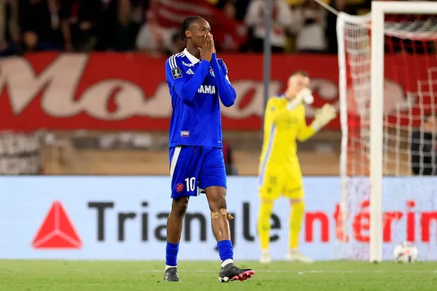 المهاجم الهولندي إيمانويل إيمغا (رويترز)