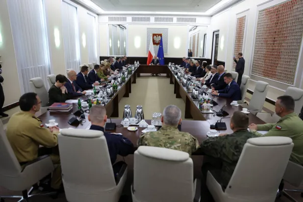 دونالد توسك يعقد اجتماعاً حكومياً مع مسؤولين عسكريين وخدمات الطوارئ في أعقاب انتهاكات المجال الجوي البولندي في وارسو (رويترز)