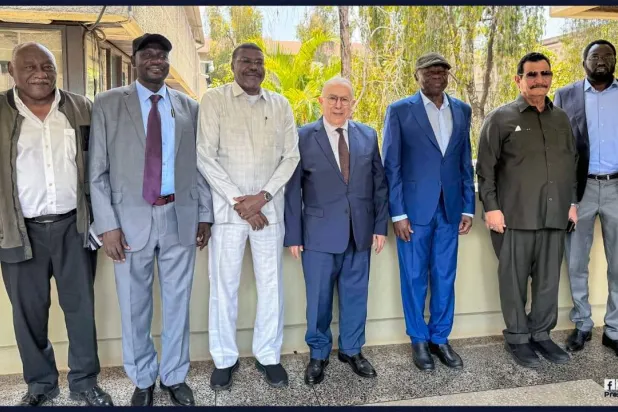 مبعوث الأمين العام للأمم المتحدة مع وفد حكومة تأسيس (صفحة المجلس الرئاسي لحكومة تأسيس على «فيسبوك»)