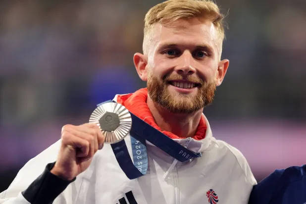 البريطاني جوش كير بطل العالم في سباق 1500 متر (د.ب.أ)