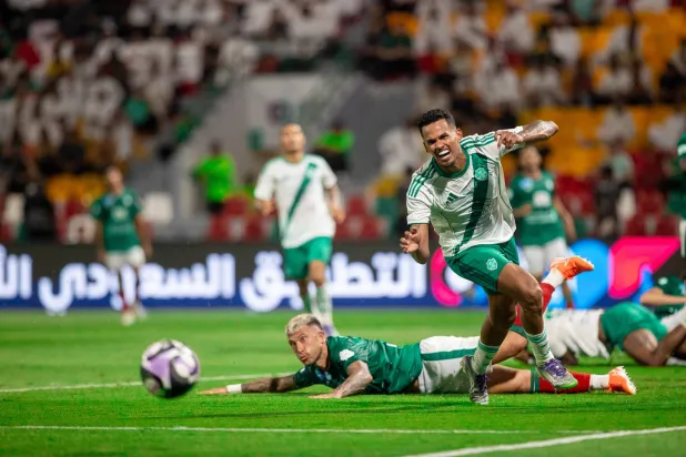 جالينو لاعب الأهلي في إحدى المحاولات التهديفية (تصوير: عيسى الدبيسي)