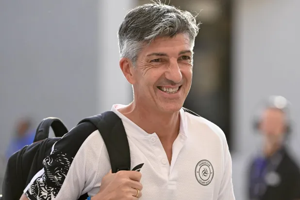 إيمانويل ألغواسيل مدرب فريق الشباب يحقق الفوز الأول للفريق (نادي الشباب) 