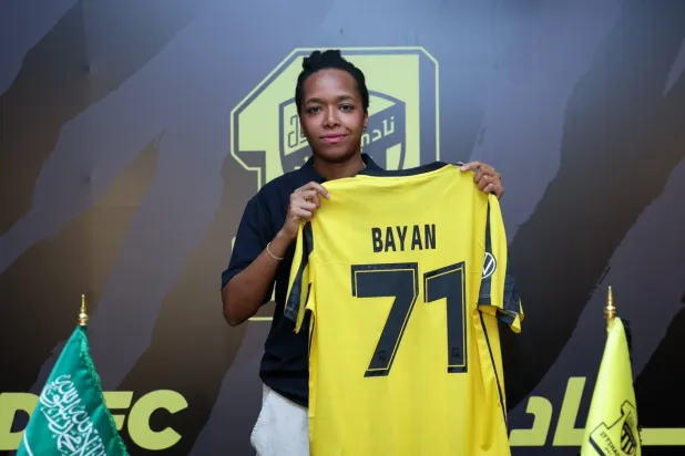 بيان محمد تستعرض قميص الاتحاد بعد توقيع العقد (نادي الاتحاد)