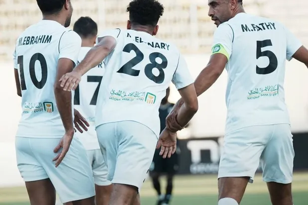 لاعبو البنك الأهلي يحتفلون بأحد أهدافهم في المباراة (الشرق الأوسط)