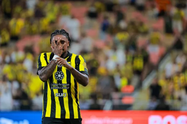 بيرغوين يحتفل بهدفه الثاني في شباك الفتح (تصوير: محمد المانع) 