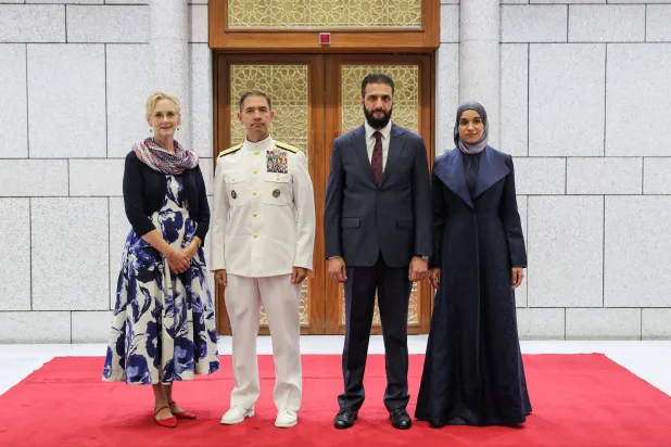 الرئيس السوري أحمد الشرع وعقيلته إلى جانب قائد القيادة المركزية الأميركية براد كوبر وعقيلته (الرئاسة السورية)