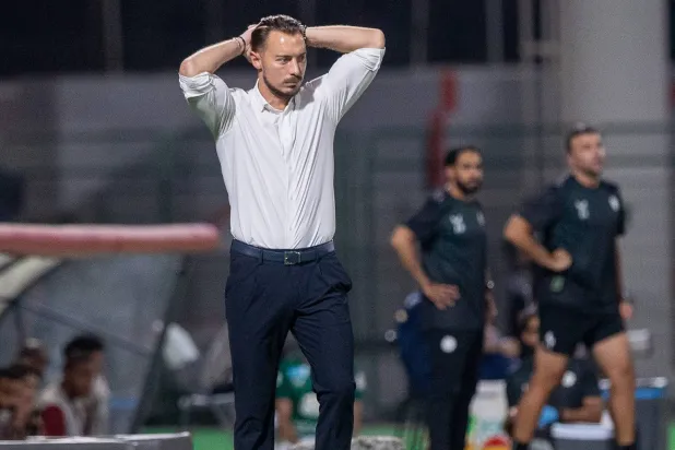 يايلسه متفاعلا مع أحداث المباراة أمام الاتفاق (تصوير: عيسى الدبيسي)