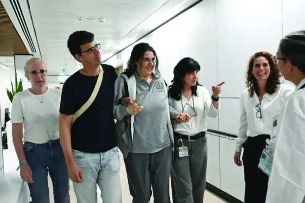 
إليزابيث تسوركوف مع عائلتها في مستشفى تل هشومير بإسرائيل (i24)