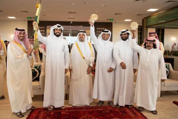 الأمير سعود بن مشعل والأمير عبدالعزيز الفيصل لدى تتويج أصحاب الهجن الفائزة (الشرق الأوسط)