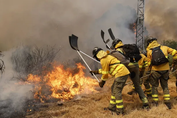 رجال الإطفاء يكافحون حريقاً هائلاً شمال غربي إسبانيا (أ.ب)