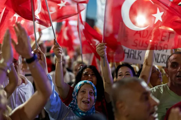 مؤيدون لـ«حزب الشعب الجمهوري» المعارض الرئيسي في مظاهرة احتجاجية على اعتقال أكرم إمام أوغلو رئيس بلدية إسطنبول والمنافس الرئيسي للرئيس رجب طيب إردوغان (رويترز)