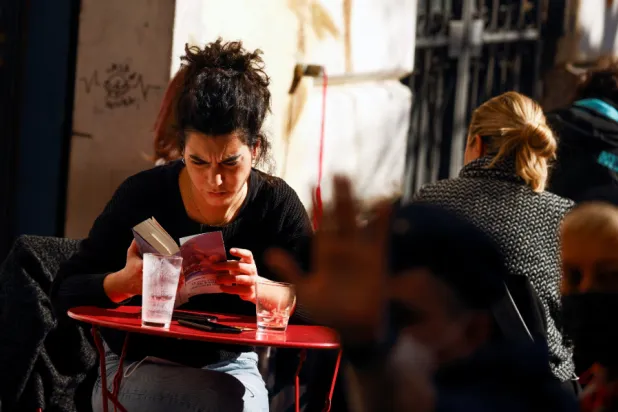 القراءة تساعد في حماية وظائف الدماغ (رويترز)