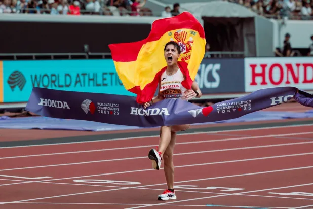 الإسبانية ماريا بيريز تحتفل بفوزها بذهبية المشي في طوكيو (إ.ب.أ)