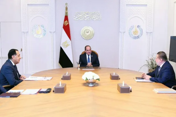 السيسي خلال لقائه مدبولي وعبد الله (رئاسة الجمهورية)