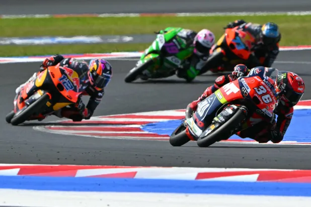 الإيطالي ماركو بيتسيكي متسابق فريق «أبريليا» سيتصدر المنطلقين في «سان مارينو» (أ.ف.ب) 