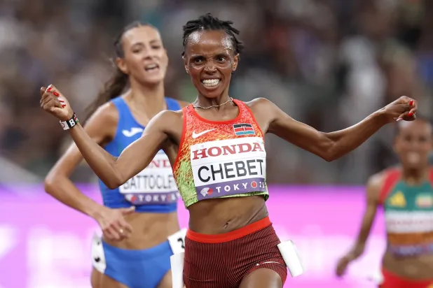 الكينية بياتريس تشيبيت تُحرز ذهبية سباق 10 آلاف متر في طوكيو (إ.ب.أ)