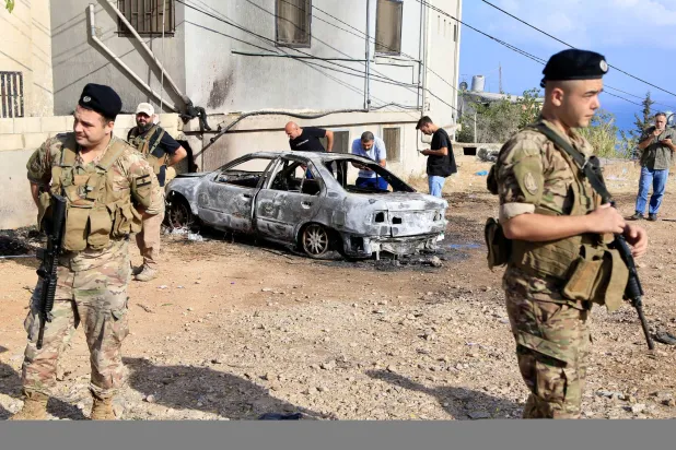 عناصر من الجيش اللبناني في موقع استهدافٍ إسرائيلي سيارة بجبل لبنان الثلاثاء الماضي (إ.ب.أ)