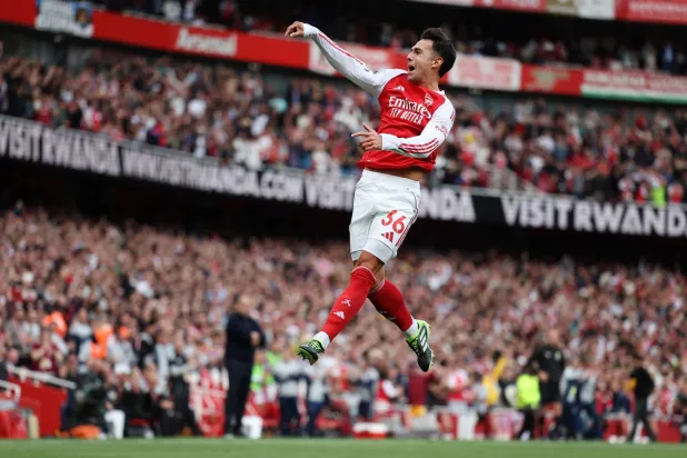 مارتن زوبيمندي يحتفل بثنائيته في مرمى فورست (إ.ب.أ)