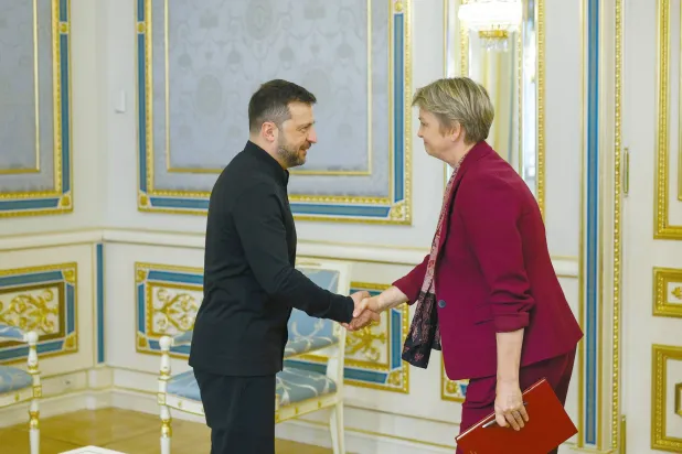 زيلينسكي مع وزيرة خارجية بريطانيا إيفيت كوبر التي أجرت أول زيارة لكييف أمس (إ.ب.أ)