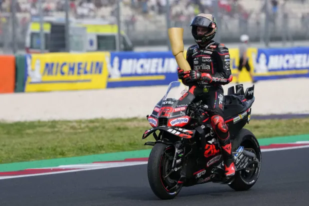 ماركو بتسيكي متسابق فريق أبريليا يحتفل بفوزه بسباق السرعة في سان مارينو (إ.ب.أ)