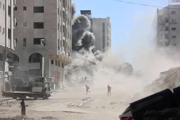 تصاعد الدخان بعد غارة إسرائيلية على مبنى في مدينة غزة (أ.ف.ب)