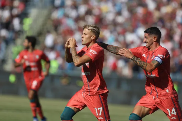 فرحة لاعبي كالياري بالفوز الثمين على بارما (إ.ب.أ)