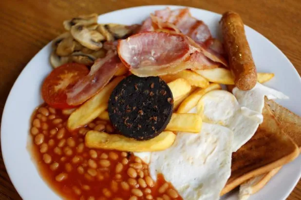 لتزويد جسمك بالطاقة اللازمة لإصلاح وبناء العضلات تحتاج إلى فائض معتدل من السعرات الحرارية (رويترز)