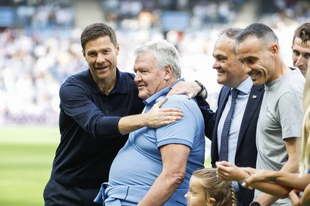 الويلزي جون بنجامين توشاك المدرب الأسبق لريال مدريد وسوسيداد صحبة تشابي ألونسو (إ.ب.أ)